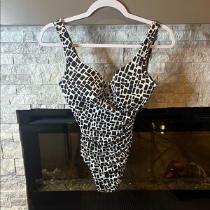 Miraclesuit Black and White Patterned one piece Swimsuit size 10